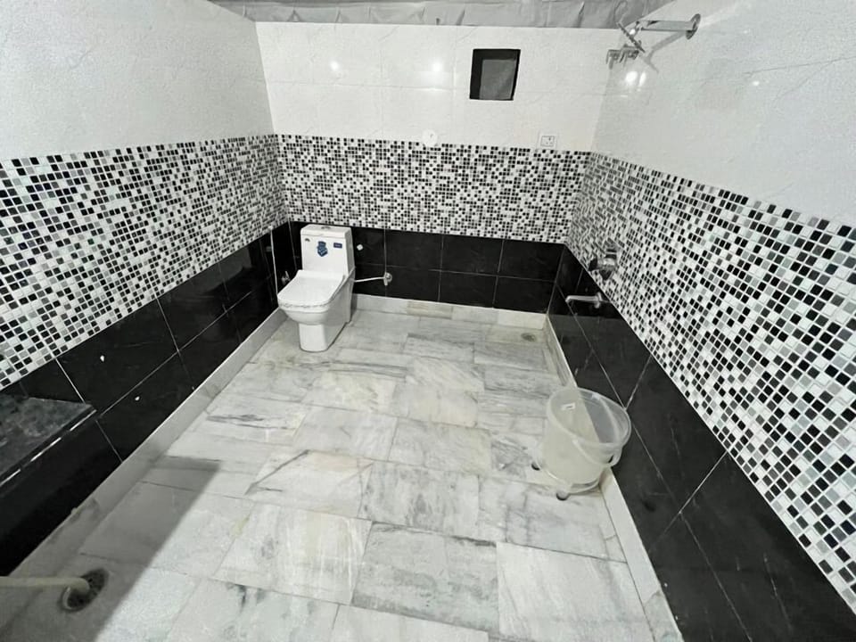 Studio, Desert View | Bathroom | Shower, free toiletries, towels, soap