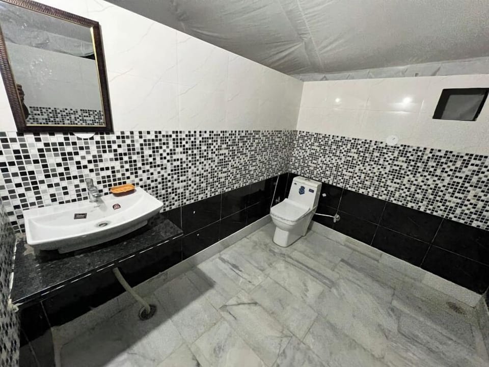 Studio, Desert View | Bathroom | Shower, free toiletries, towels, soap