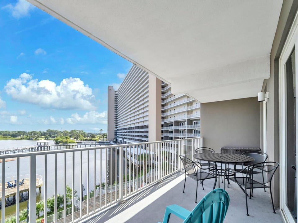 Gulf side pool at Laketown Wharf