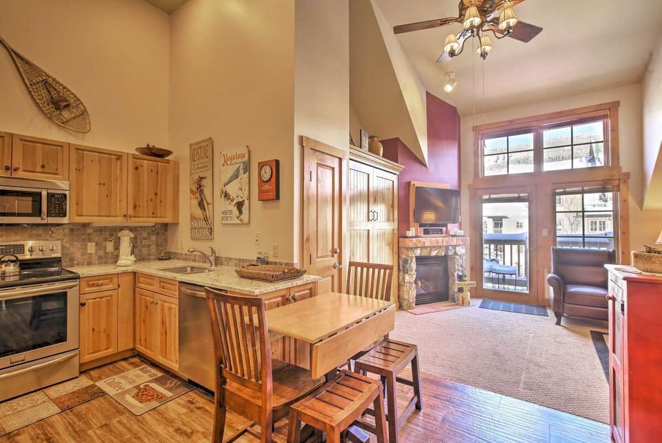 STUDIO CONDO-ski in and ski out! Amazing location!