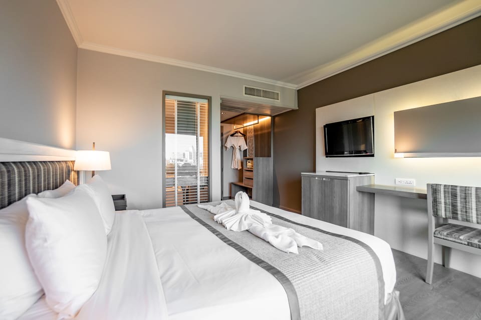 Superior Room | Minibar, in-room safe, desk, blackout drapes