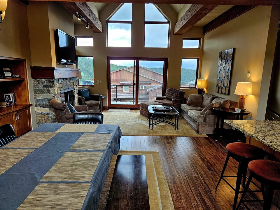 Floor, Flooring, Indoors, Furniture, Living Room
