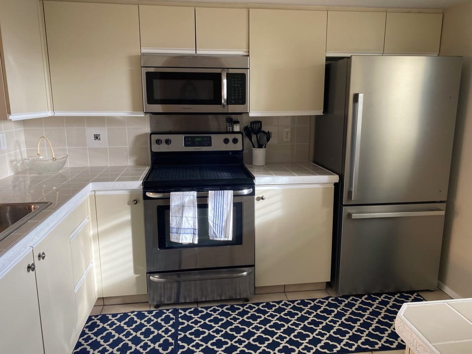 Updated kitchen, major storage, coffee, instapot, air fryer, water purifier!