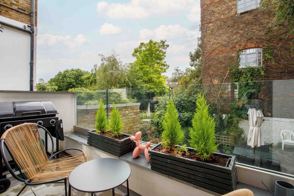 Kitchen and balcony - Double oven, microwave, electric cooker, fully equipped