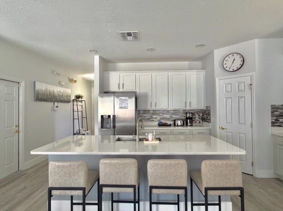 Kitchen breakfast bar