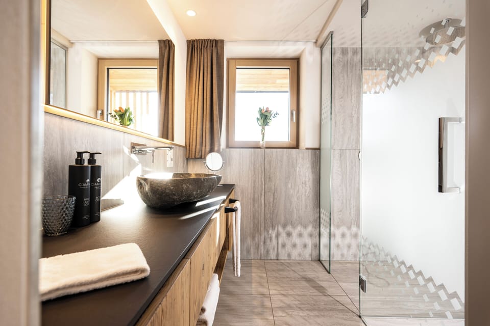 Junior Suite, Mountain View | Bathroom | Shower, free toiletries, hair dryer, slippers