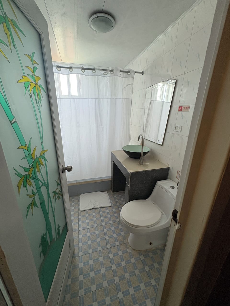 Standard Room, Balcony | Bathroom | Shower, free toiletries, hair dryer, towels