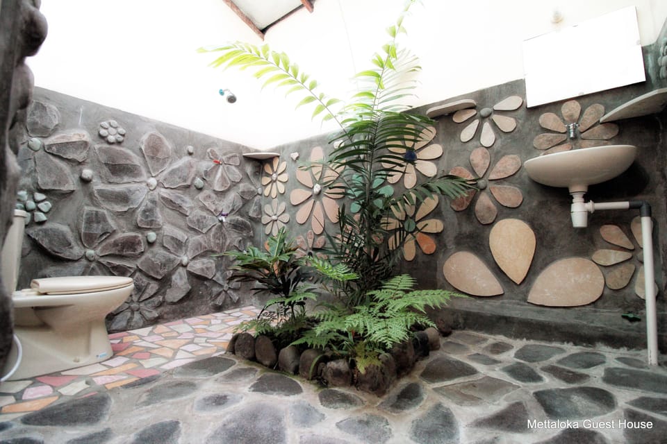 Standard Double Room, Non Smoking | Bathroom | Shower, free toiletries, towels