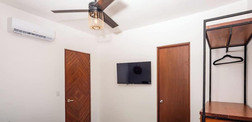 Área amplia con AC, clóset, tv plana 