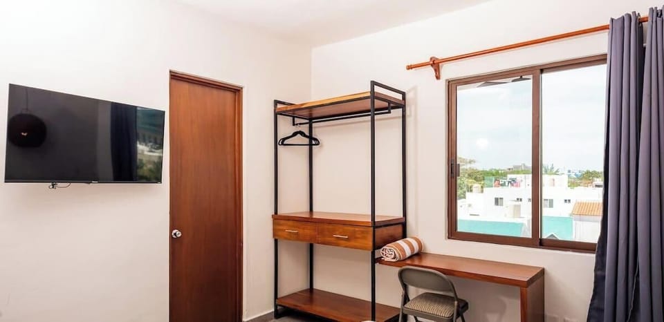 Cuarto con todo lo esencial, acomoda tus prendas en nuestro pequeño clóset