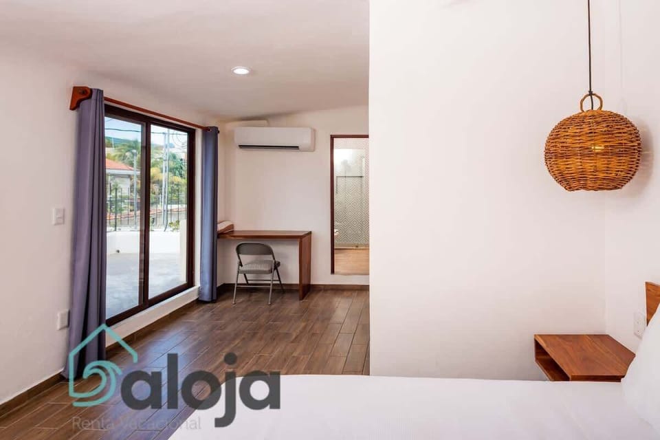 Habitación con ventanal hacia la terraza