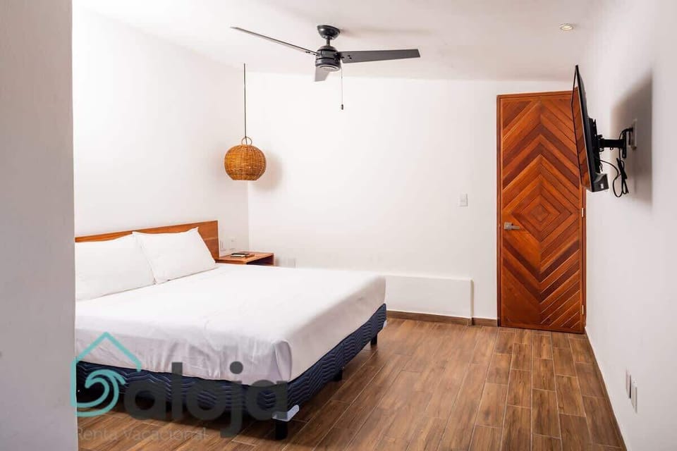Linda recamara con tv plana, baño, escritorio, ventana a terraza