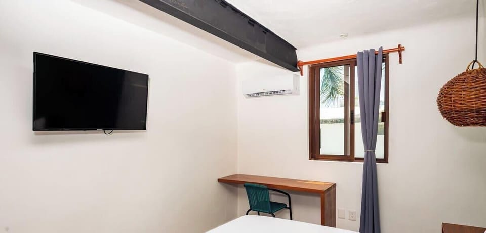 Cuarto con TV plana , escritorio y un minisplit para no pasar calor