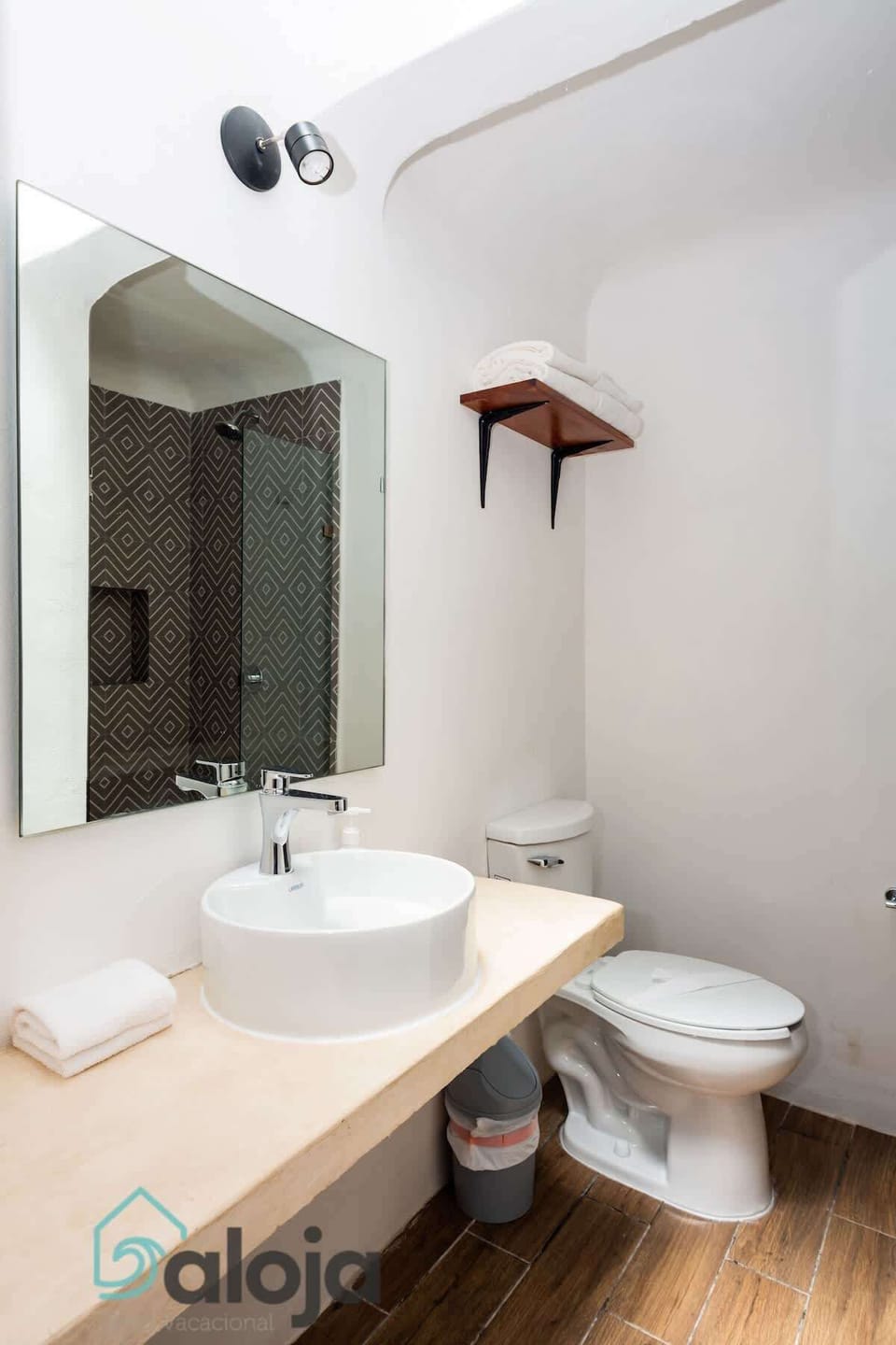 Medio baño con todas las amenidades