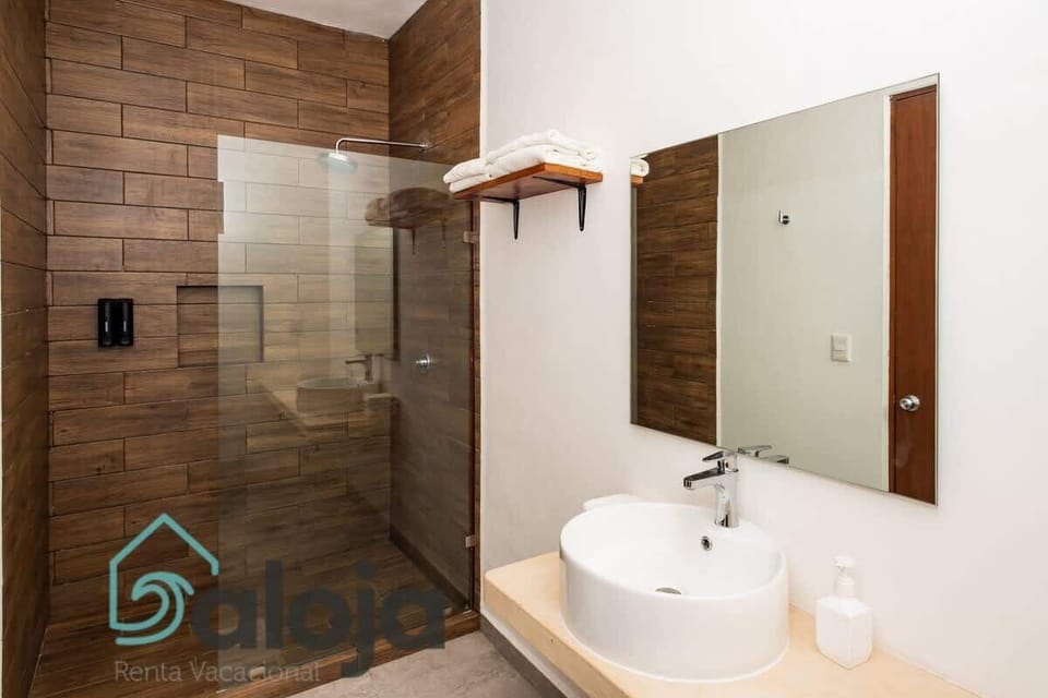 Baño completo con todas las amenidades