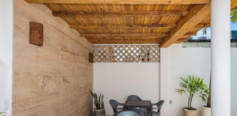Mesa para comer techada con vista a la alberca