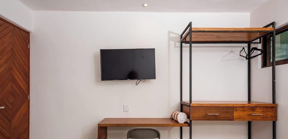 Nuestra recamara es perfecta con escritorio, closet y tv plana