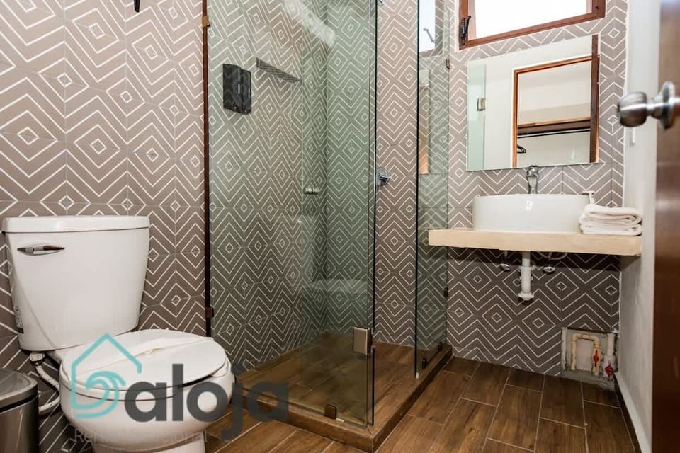 Baño amplio con amenidades como toallas 