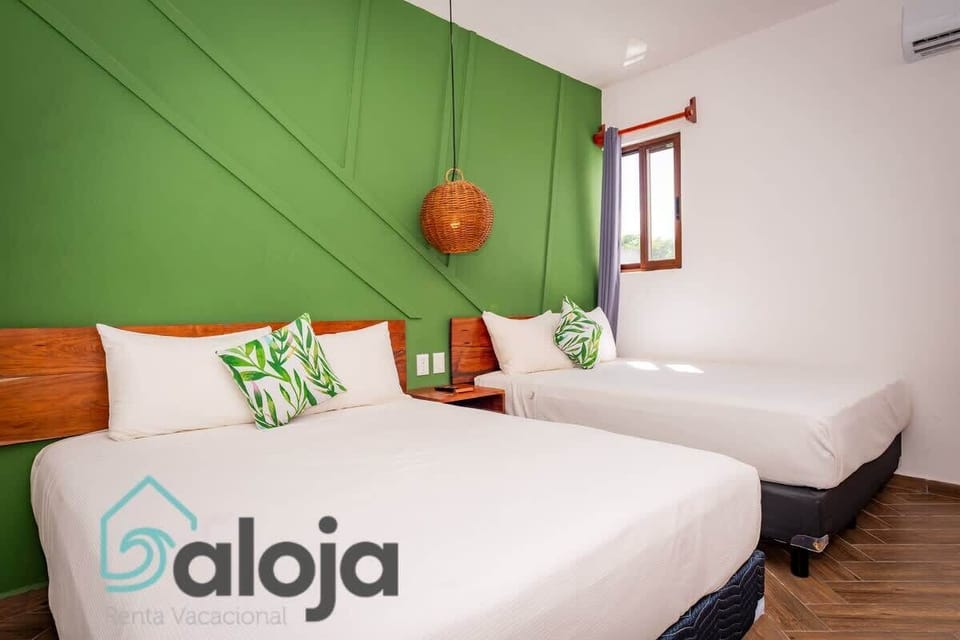Colorida y hermosa habitación con cama Queen Size e Individual