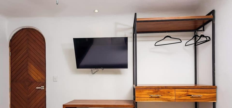 Cuarto equipado con pequeño escritorio y amplio clóset 