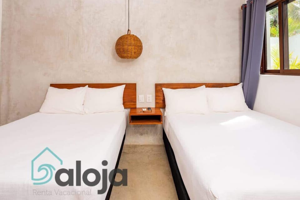 Habitación con gran ventana y dos camas individuales