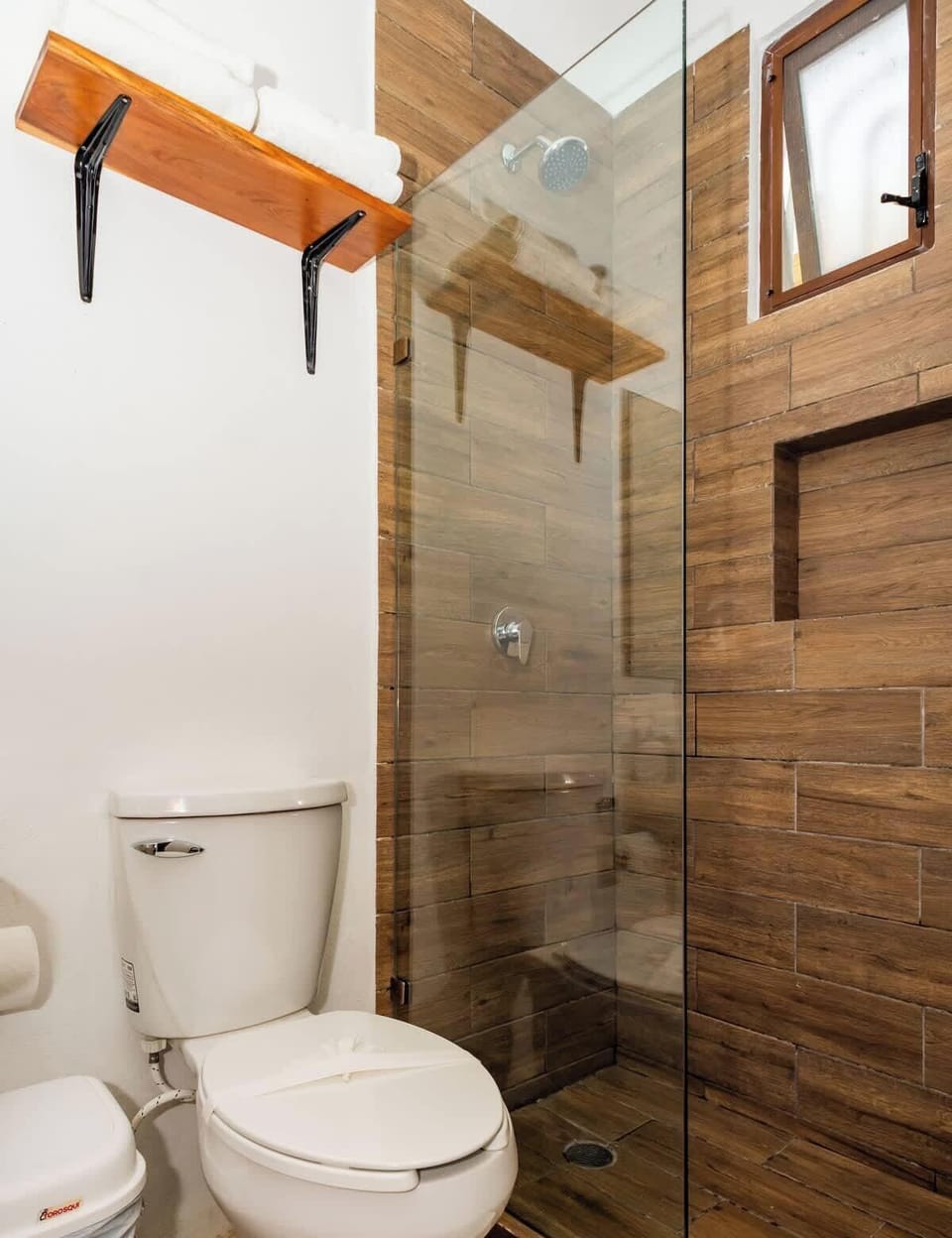 Baño completo con amenidades