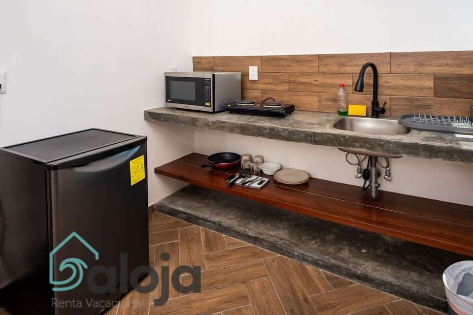 Frigobar con cocina completa, microondas, parrilla eléctrica, utensilios