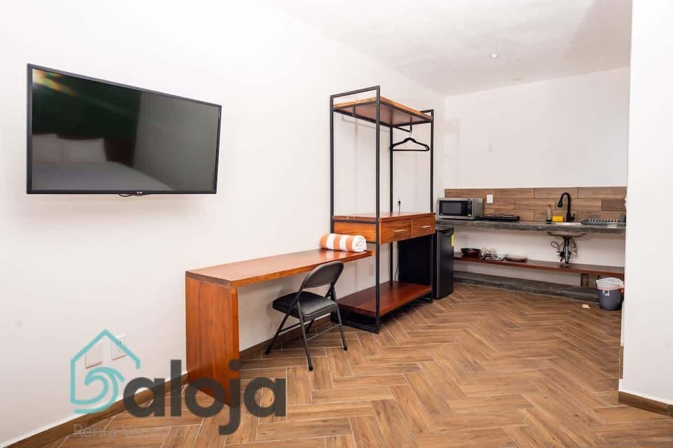 Recamara con cocina integrada, closet, tv plana y escritorio