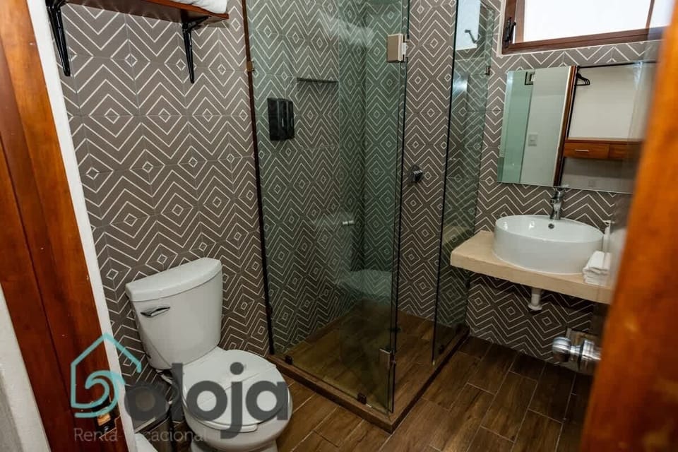 Baño completo con todas las amenidades