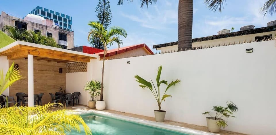 Piscina al aire libre con área techada 