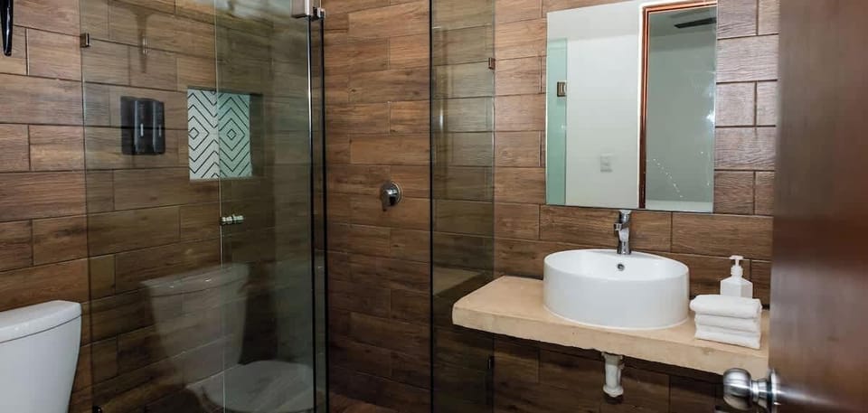 Baño completo con amenidades , toallas, shampoo