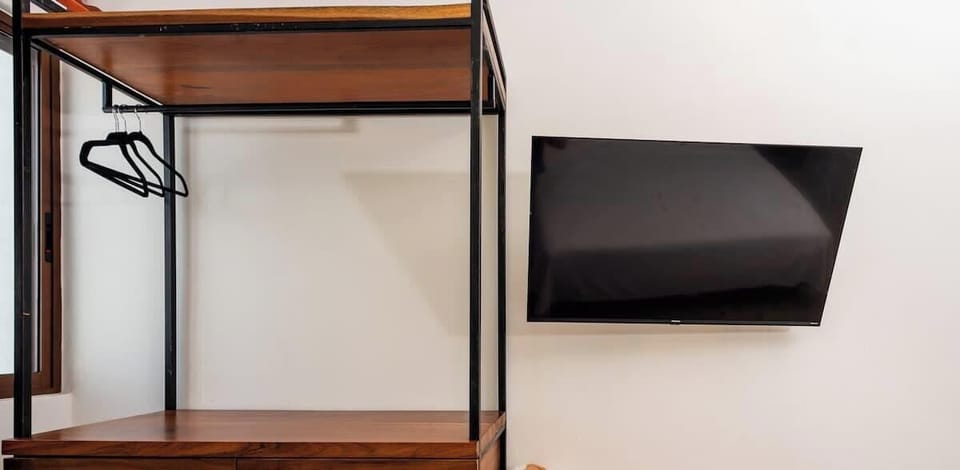 espacioso closet y escritorio