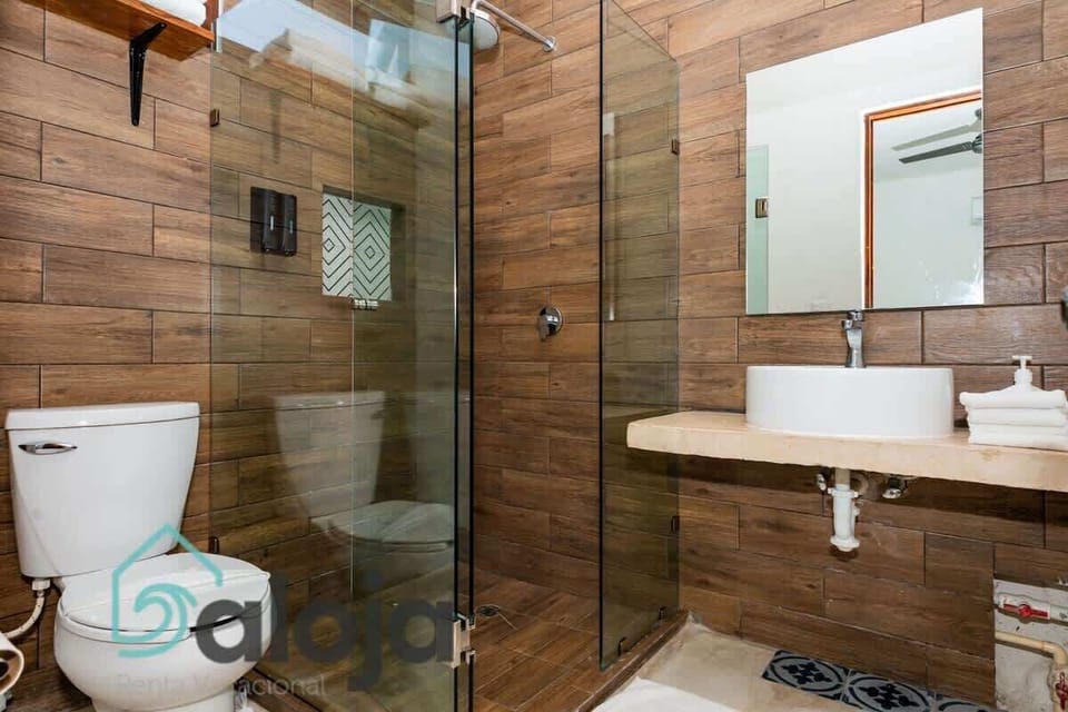Increíble baño con amenidades esenciales