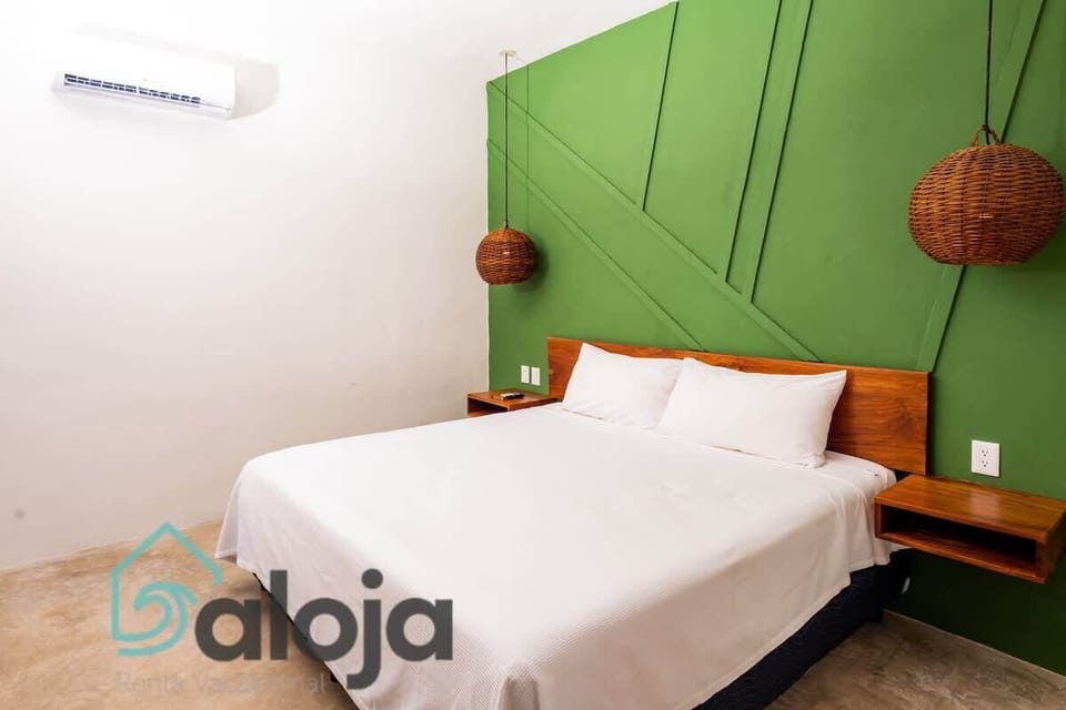 Cómoda habitación con una cama King Size y un minisplit