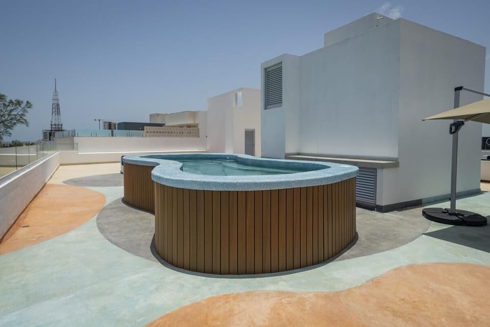 Outdoor spa tub