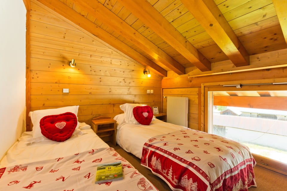 Double or Twin Room | Desk, WiFi (free), bed sheets