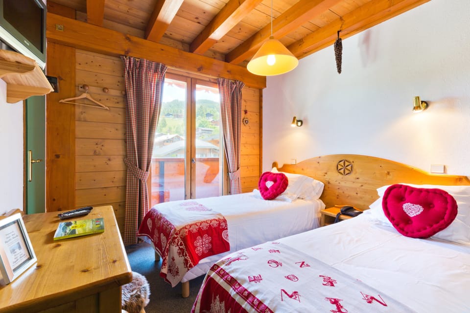Double Room, Balcony | Desk, WiFi (free), bed sheets