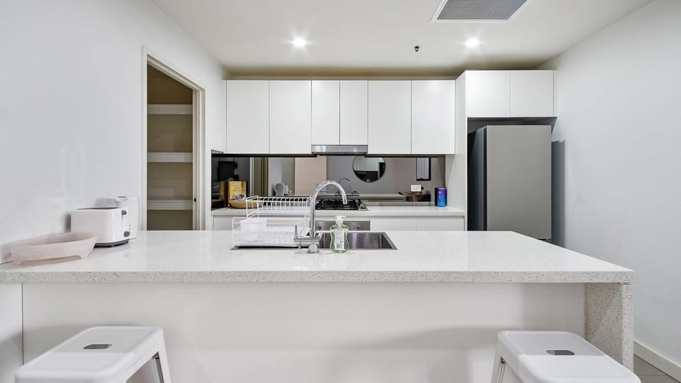 Kitchen with breakfast bar and modern finishes.
