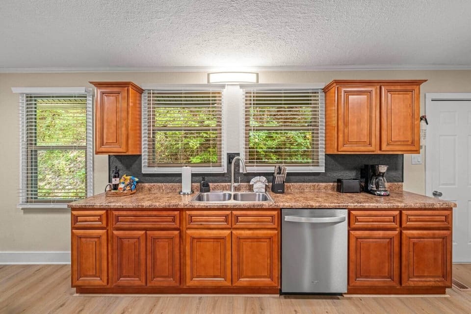 Full kitchen