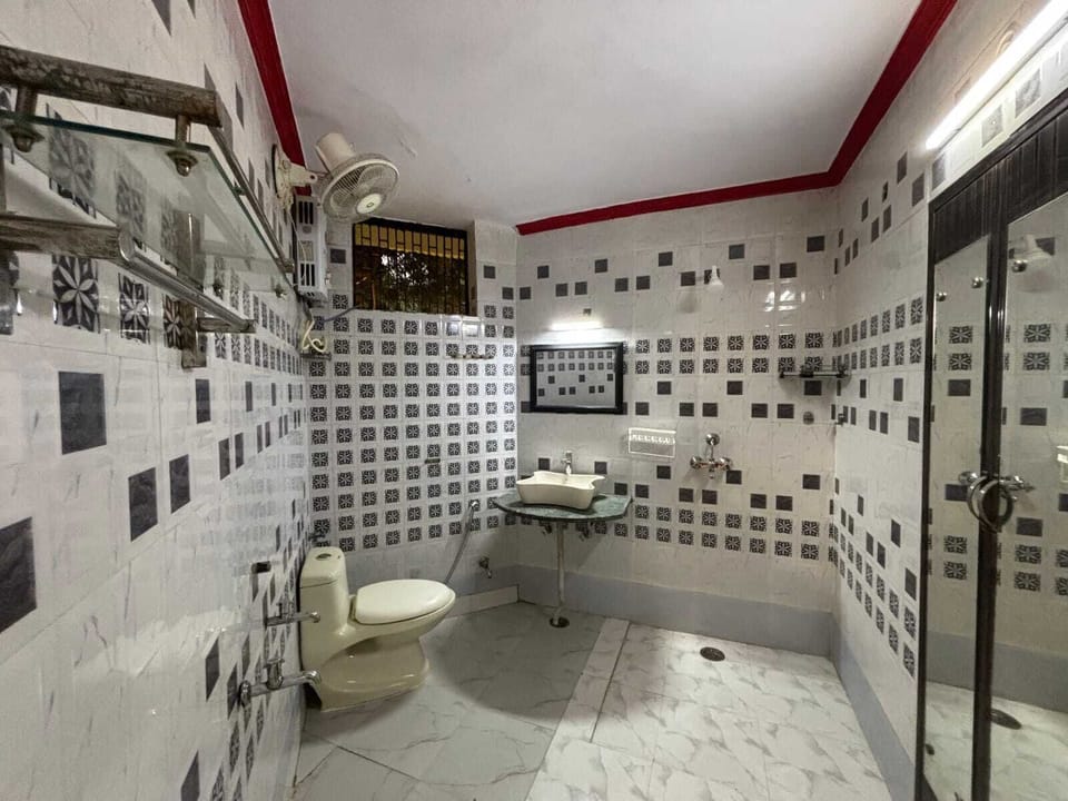 Family House | Bathroom | Free toiletries, towels, soap, shampoo