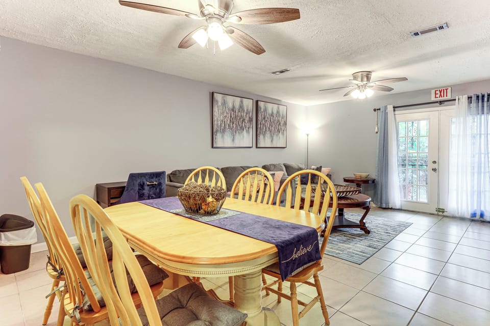 Dining Area | Dishware/Flatware Provided | 1st Floor
