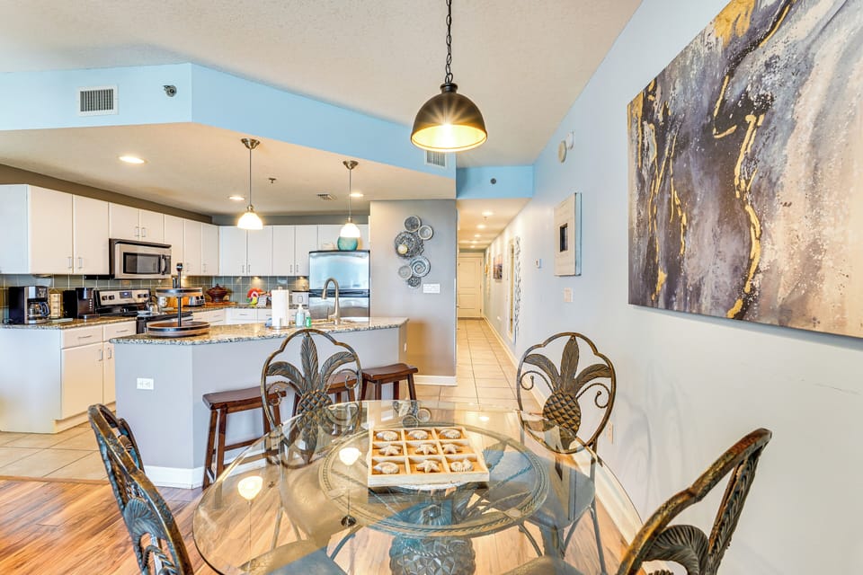 Dining Area | Dishware/Flatware Provided