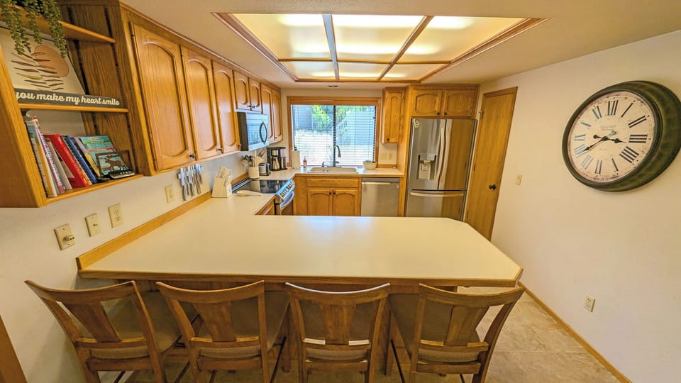 4 more can sit at the Breakfast bar