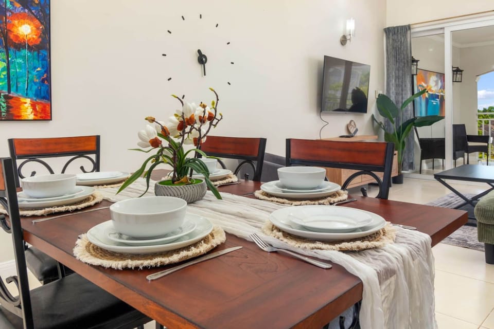 House | 2 bedrooms, desk