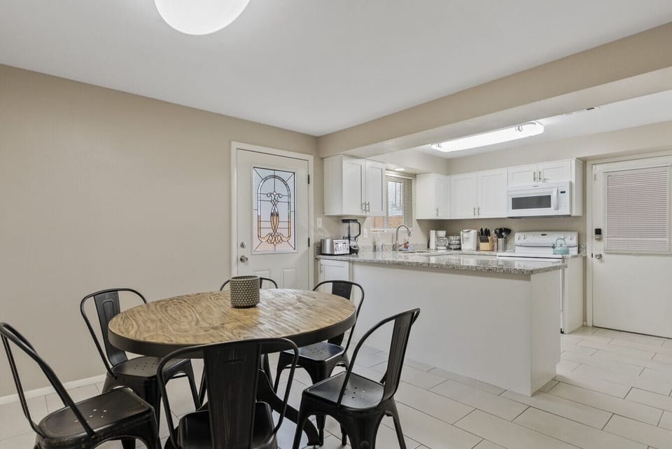 Dining area next to the kitchen