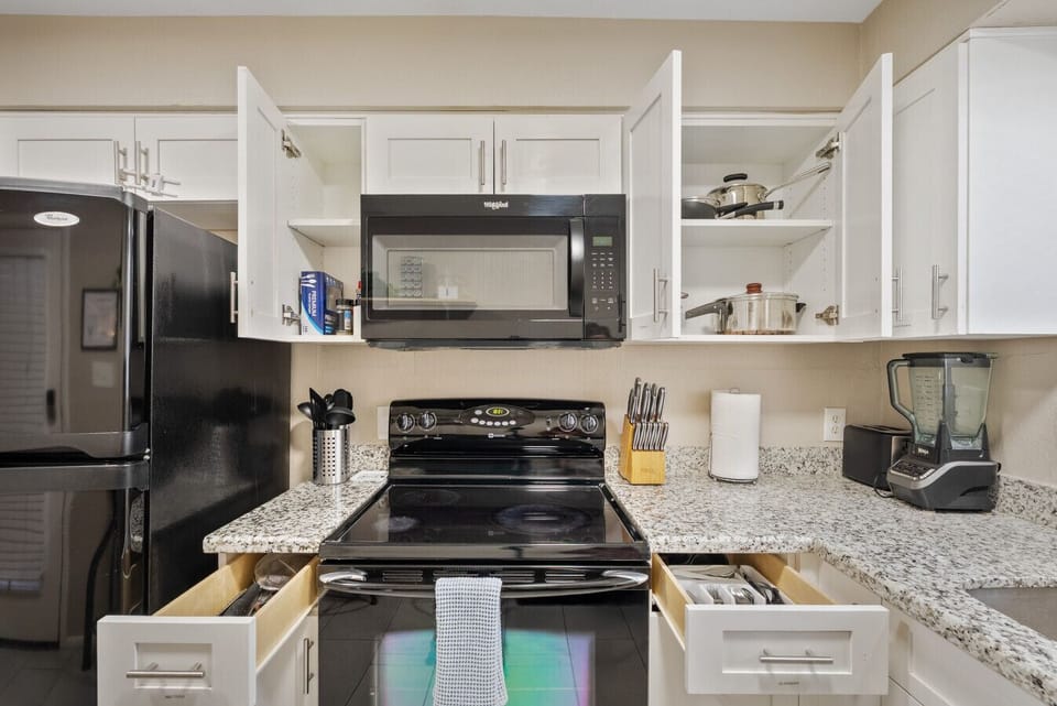 Fully Stocked Kitchen with all the cooking implements