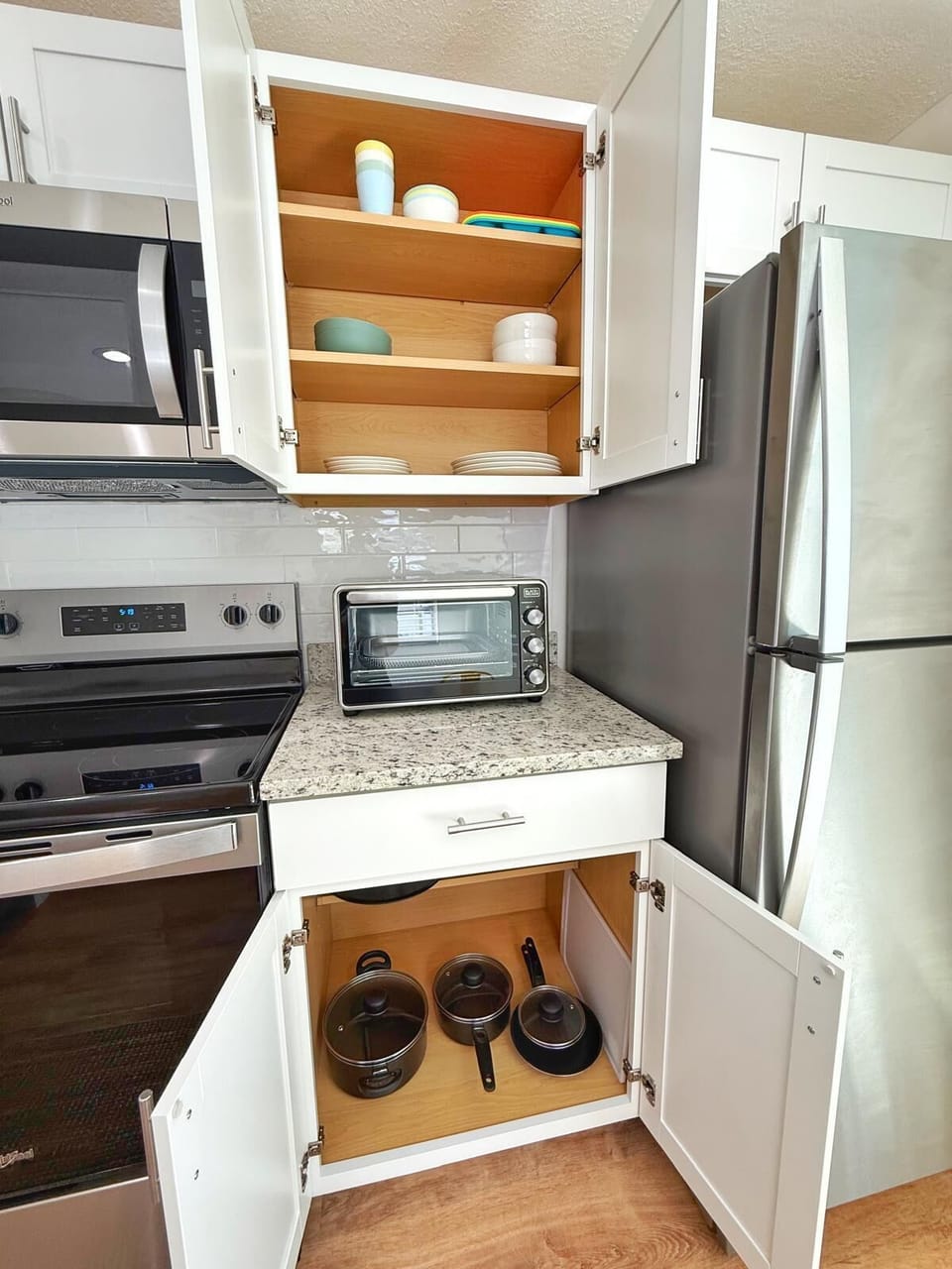 A kitchen with all the amenities to make your stay comfortable.
