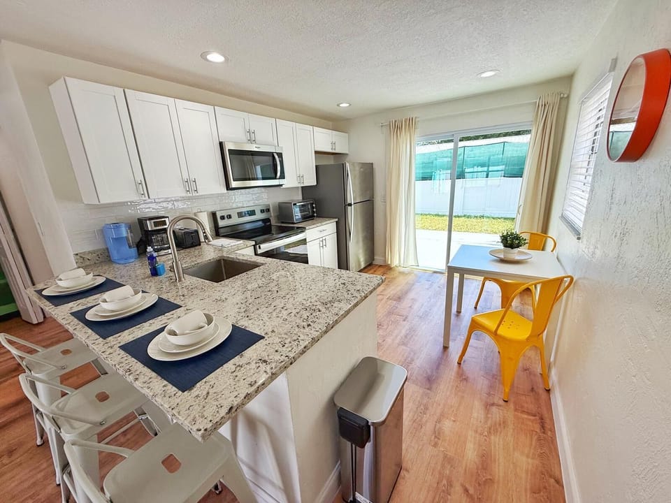 A modern kitchen with everything you need to feel at home.
