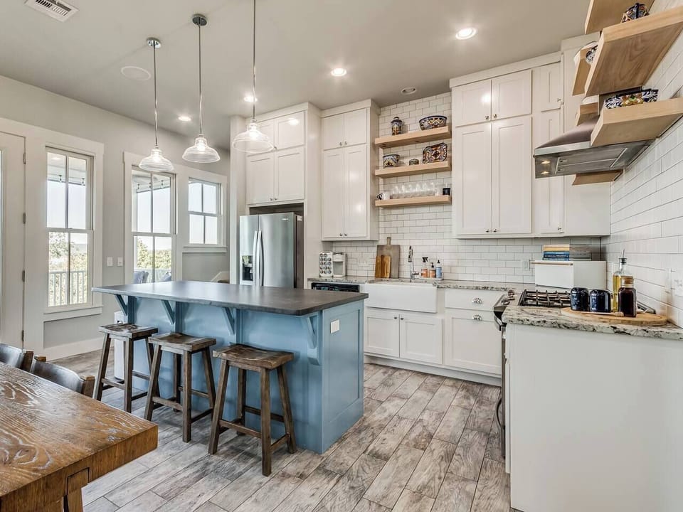 Fully stocked kitchen with basic spices and oil, bar seating for 3 (entry level)