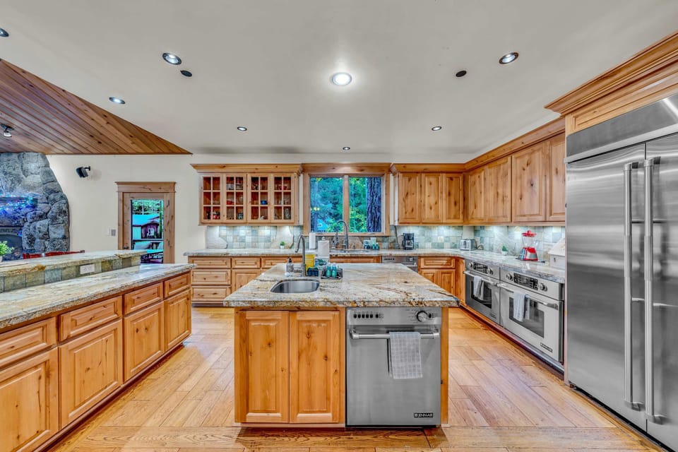 Kitchen: Drip coffee maker, toaster, blender, cooking utensils, tableware